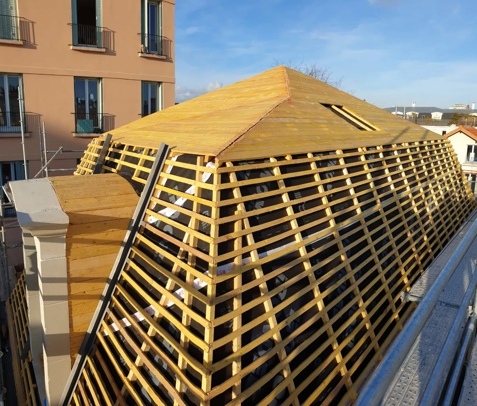Chantier ABR : Charpente bois d'un comble à la Mansart