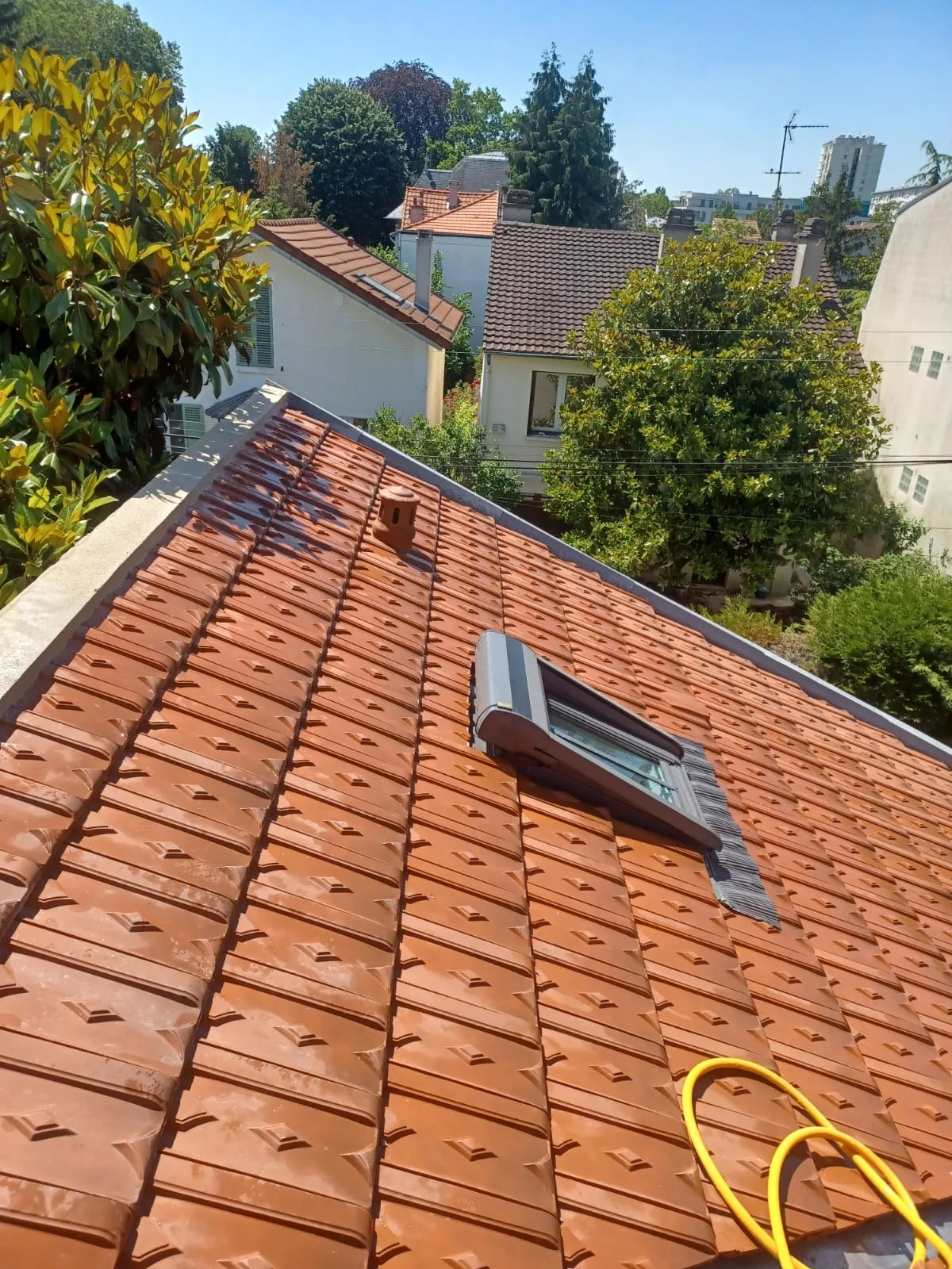 Chantier ABR : Couverture en tuiles et fenêtre de toit