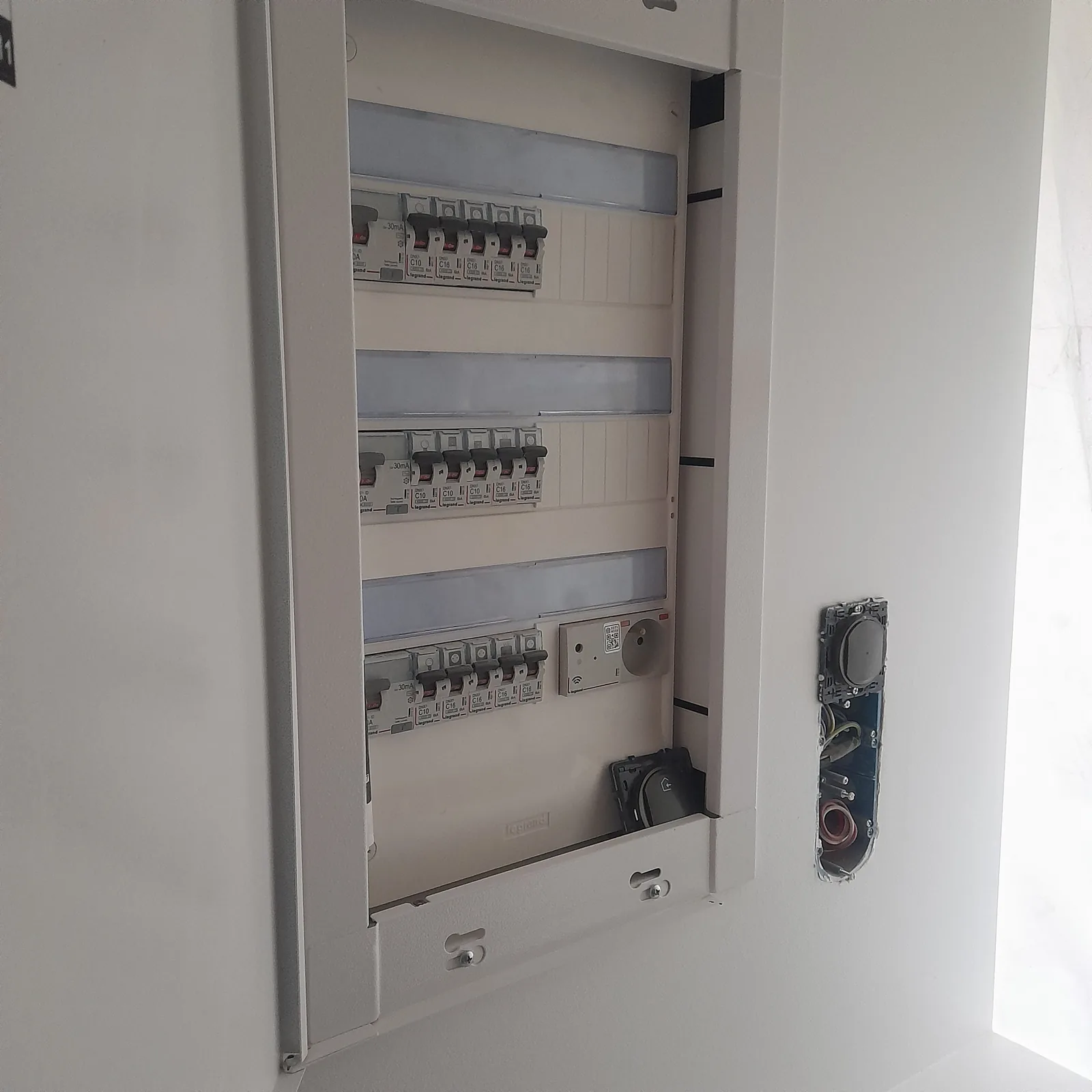 Chantier ABR : Tableau encastré en gaine technique