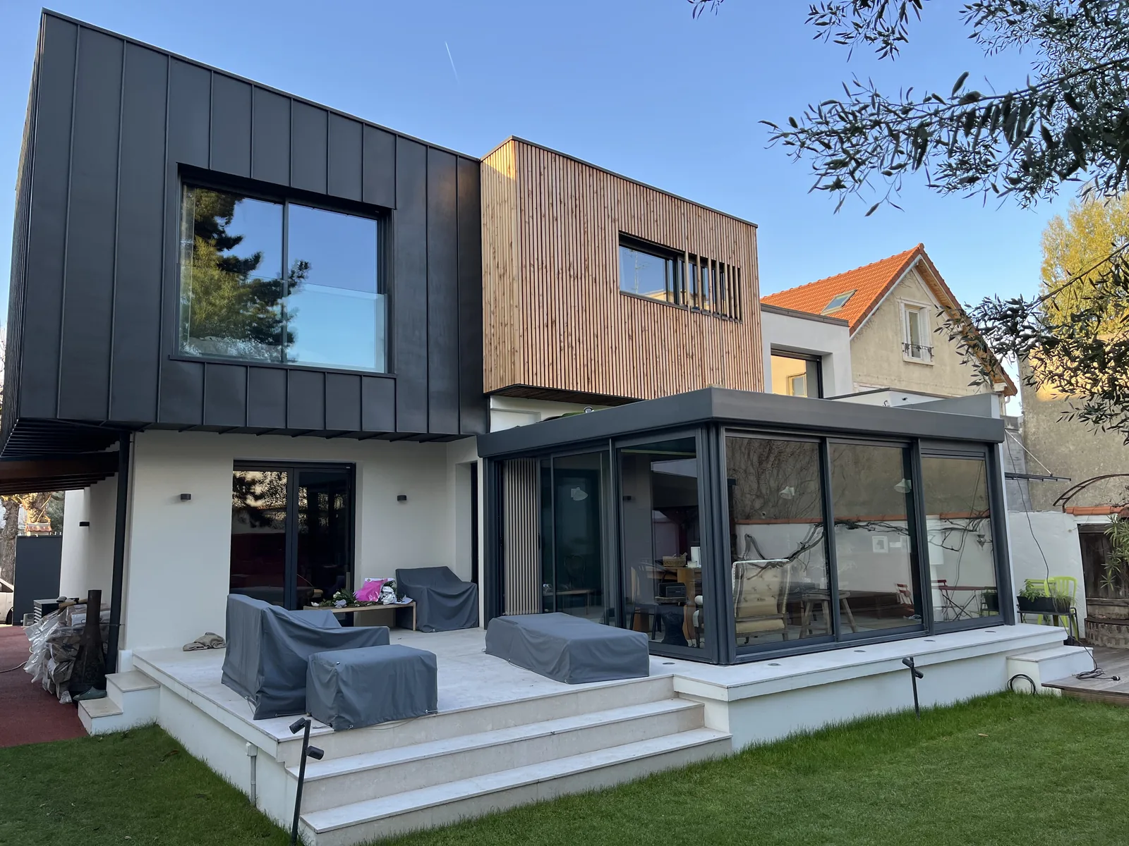 Chantier ABR : Extension bardée bois et métal, terrasse