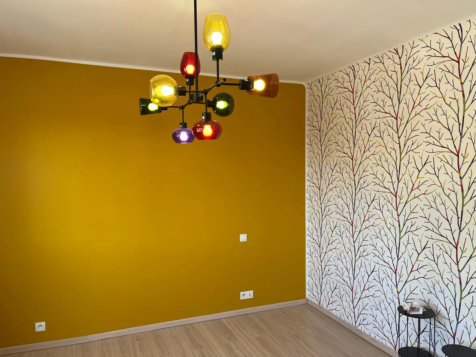 Chantier ABR : Peinture ocre et papier peint graphique