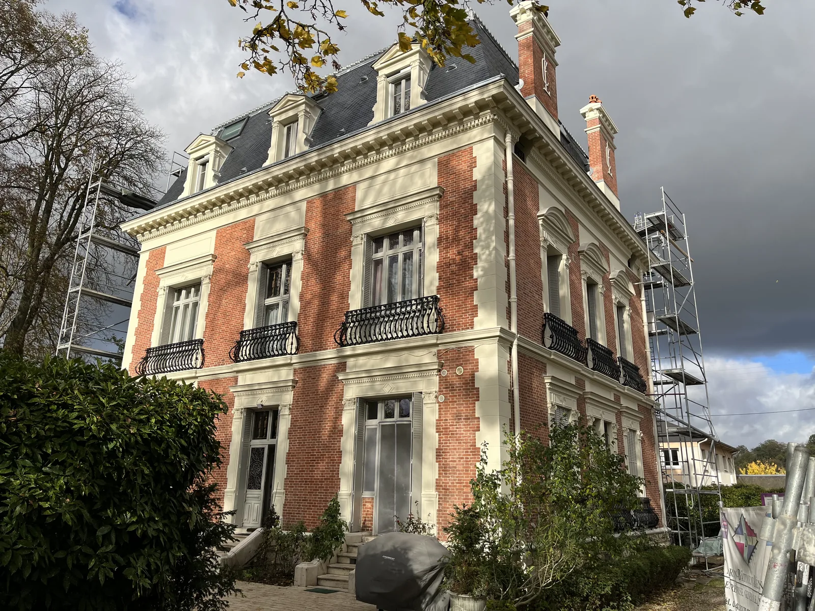 Chantier ABR : Façade restaurée, modénatures reprises