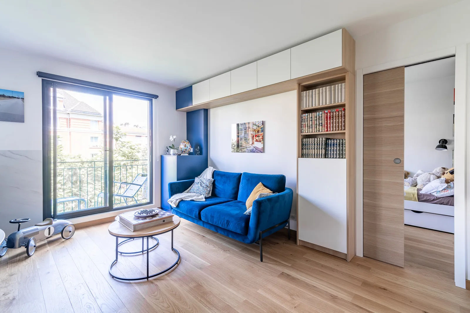 Séjour rénové, parquet chêne et placards intégrés