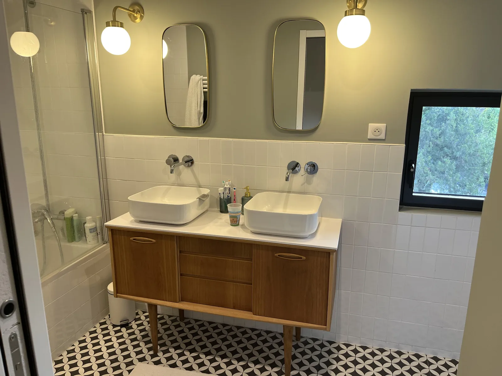 Chantier ABR : Double vasque, carreaux de ciment au sol