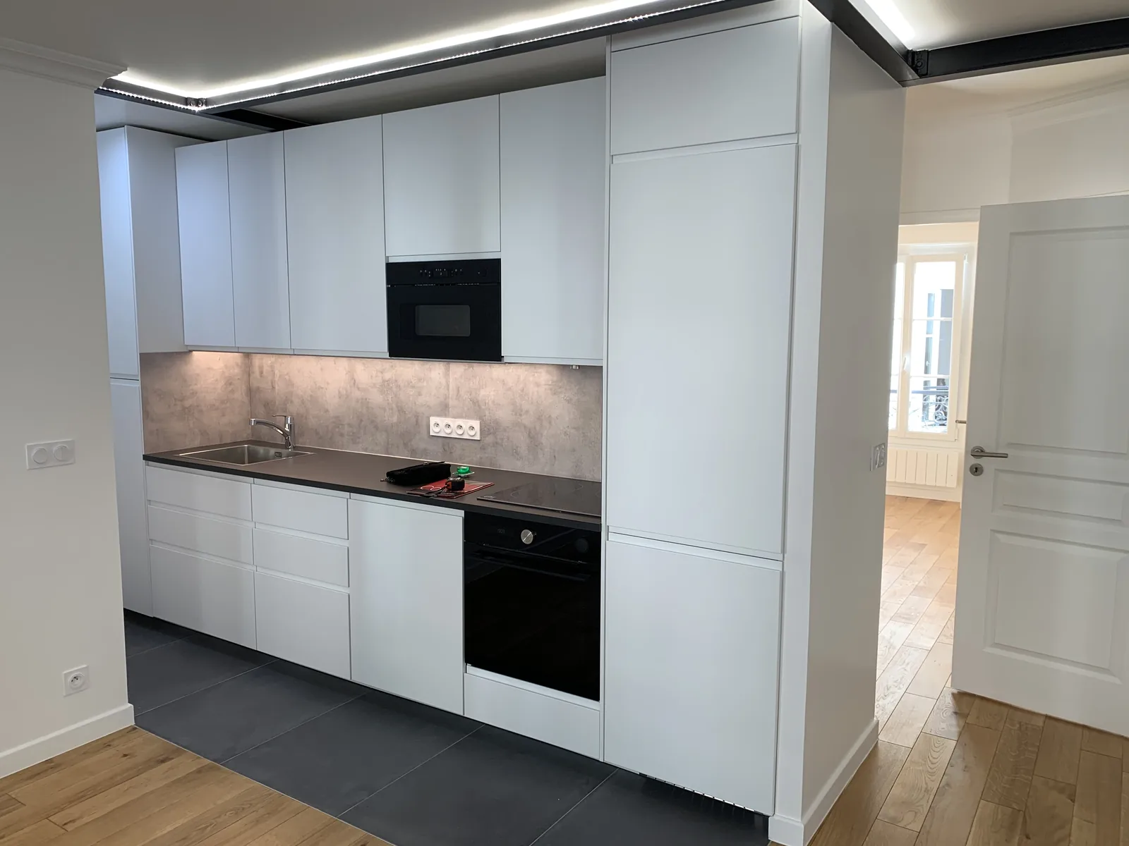 Chantier ABR : Cuisine blanche, éclairage intégré