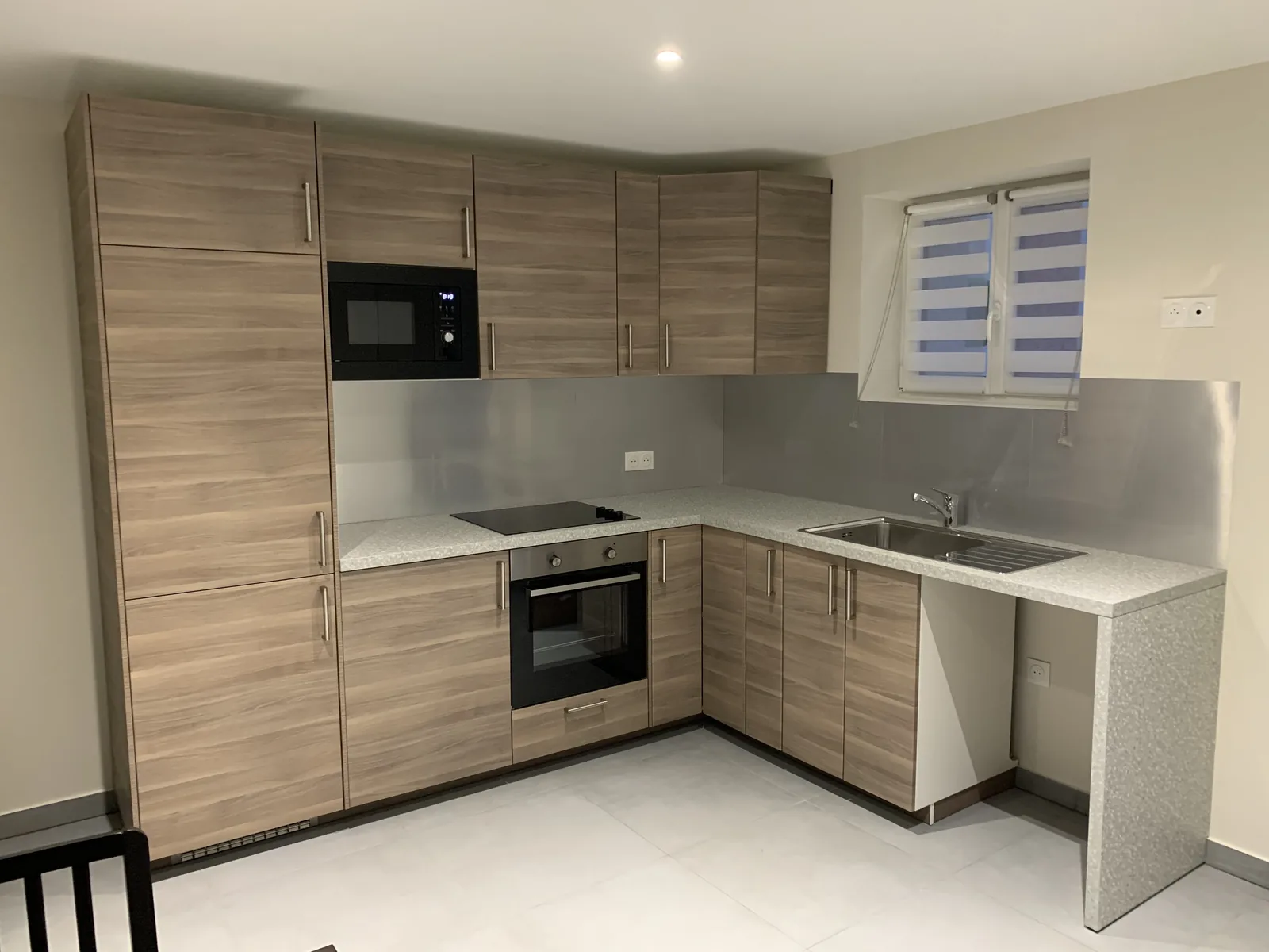 Chantier ABR : Cuisine en L, façades bois