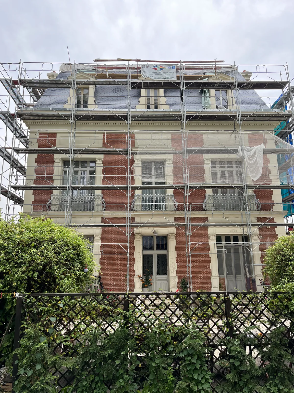 Chantier ABR : Ravalement d'immeuble sous échafaudage