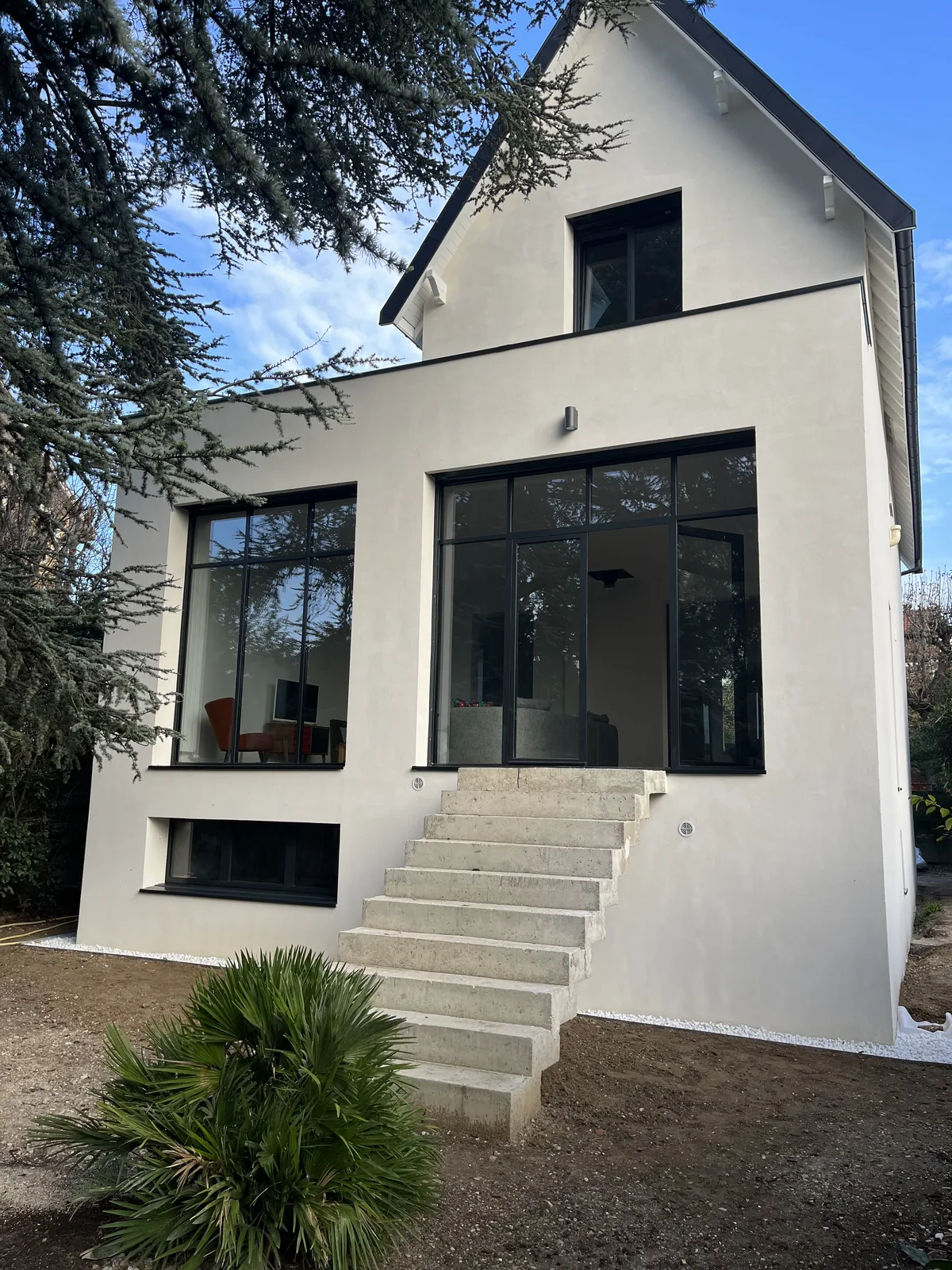 Chantier ABR : Maison rénovée, grandes baies et façade enduite