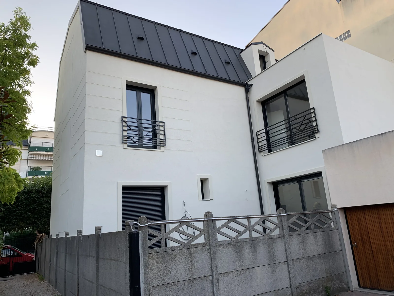 Chantier ABR : Façade blanche et couverture zinc