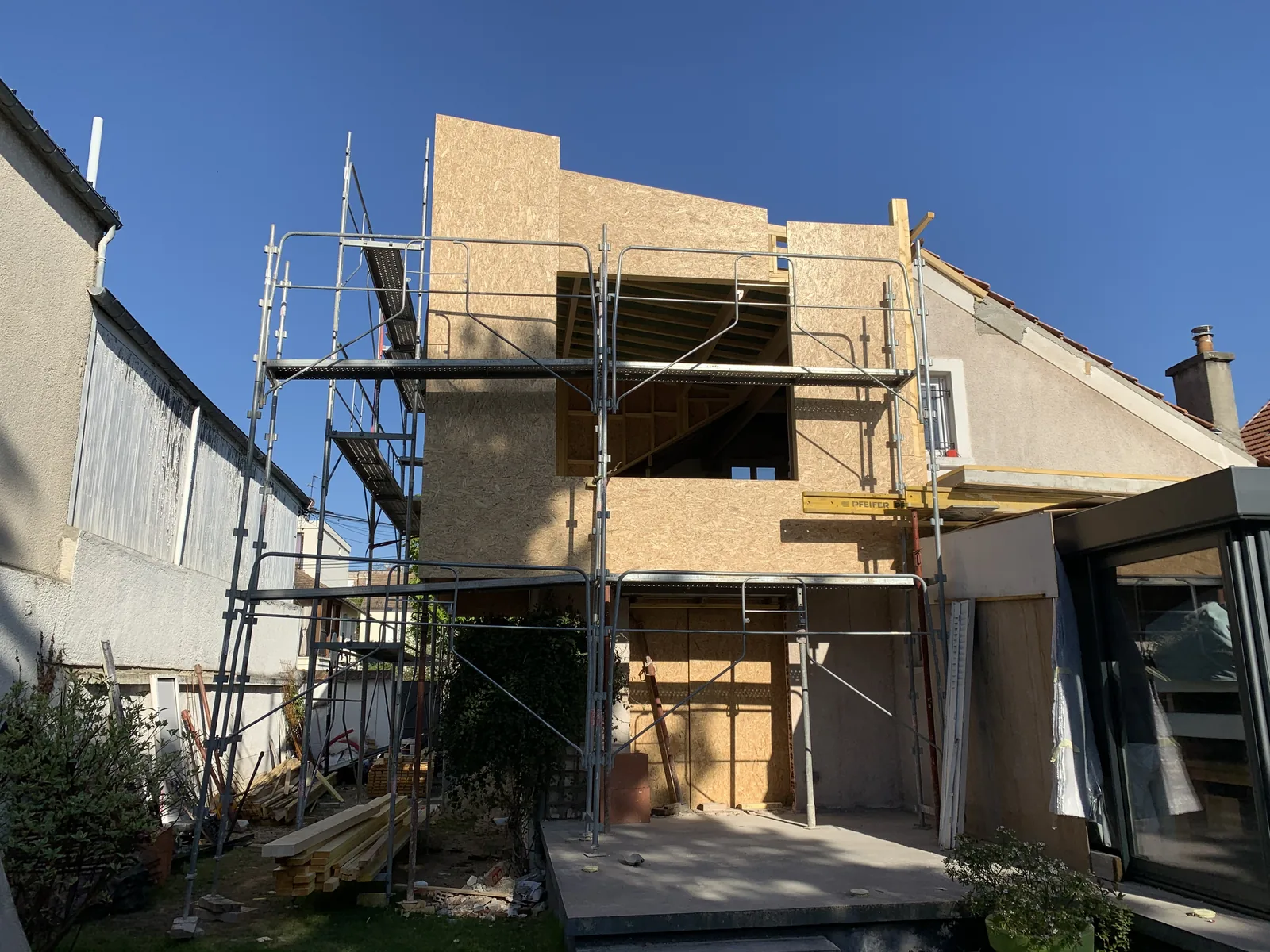 Chantier ABR : Montage de la surélévation sous échafaudage